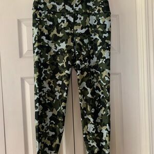Women’s Carbon 38 ankle length camo print leggings—EUC